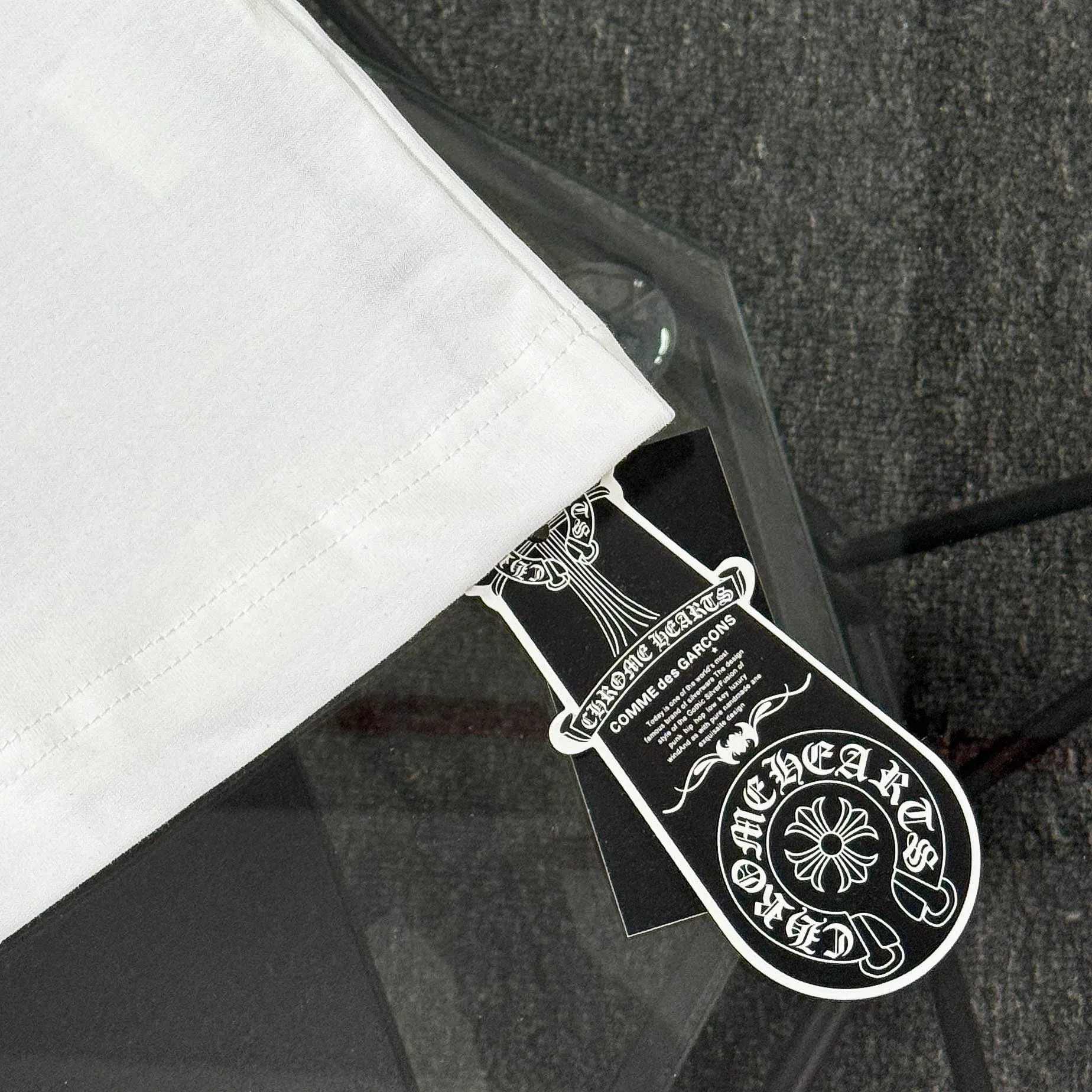 P170 Chrome Hearts Chrome Hearts 25 high version. The fabric is made of 300 grams of high-density pure cotton. It does not deform or shrink. It has three labels. It is the same style for men and women. Technology: suede foam printing. Color: white, black. SIZE: S-XL.